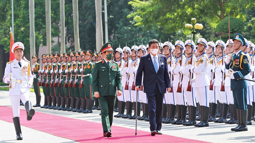 Japan Defence Minister welcomed in Hanoi on official visit